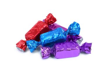 Beyaz üzerine izole edilmiş renkli ambalajlar içinde lezzetli şekerler.