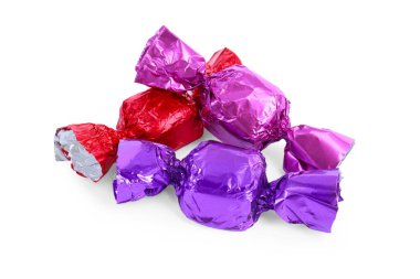 Beyaz üzerine izole edilmiş renkli ambalajlar içinde lezzetli şekerler.