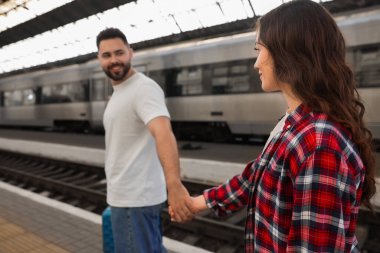 Uzun mesafeli ilişki. Tren istasyonunda yürüyen çift
