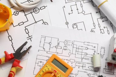 Kablo şeması, farklı elektrik teçhizatı ve pense beyaz masa, düz yatıyordu