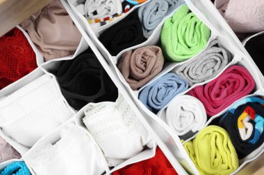 Güzel kadın iç çamaşırları olan organizatörler.