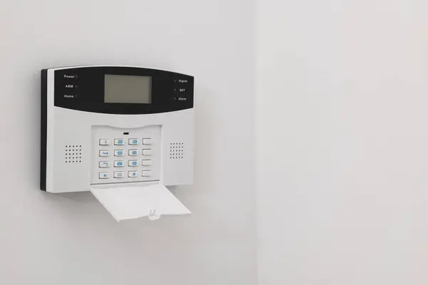 System Alarmowy Bezpieczeństwa Domu Białej Ścianie Pomieszczeniach Miejsce Tekst — Zdjęcie stockowe