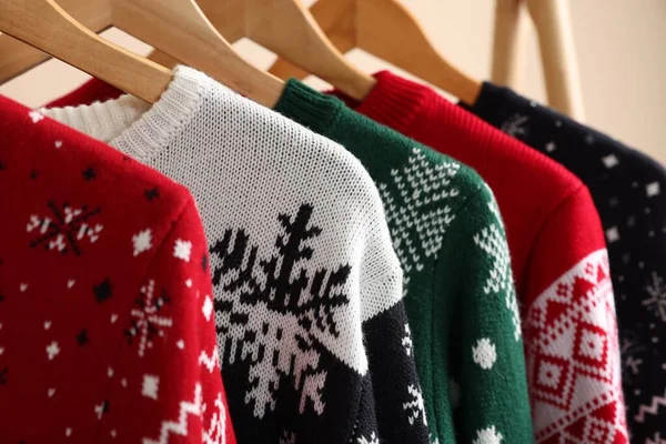 선반에 크리스마스 스웨터 클로즈업 — 스톡 사진