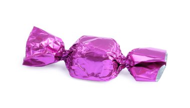 Beyaz üzerine izole edilmiş menekşe ambalajlı lezzetli şekerler.