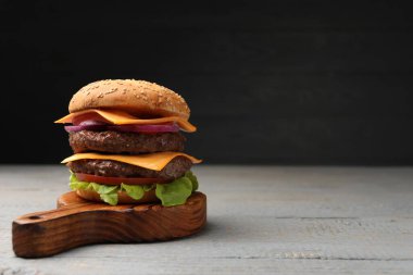 Et pirzolası, peynir, sebze ve marul ile nefis bir hamburger.