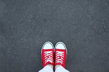 Asfaltta duran kadın, üst manzara. Metin için boşluk