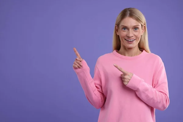 Promoción Especial Mujer Sonriente Señalando Algo Sobre Fondo Púrpura Espacio — Foto de Stock