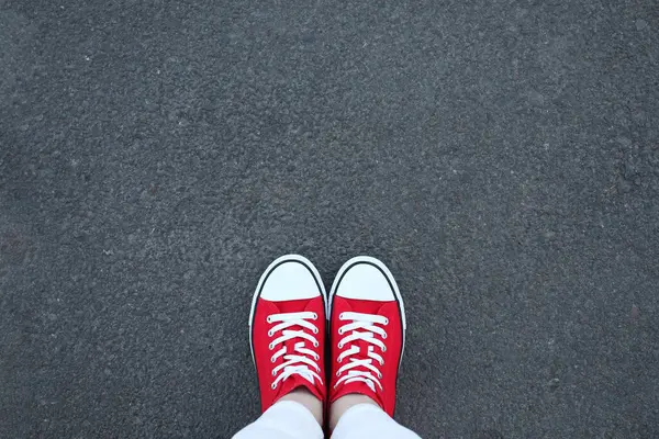 Asfaltta duran kadın, üst manzara. Metin için boşluk