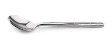 Bir yeni parlak kaşık beyaza izole edilmiş.