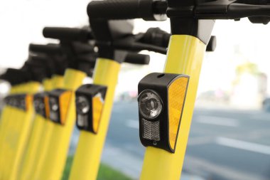 Birçok modern elektrikli scooter açık havada, yakın plan. Kiralama servisi
