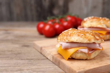 Ahşap masada jambon ve peynirli lezzetli simit. Metin için boşluk