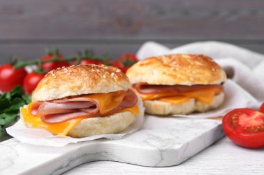 Beyaz masada jambonlu ve peynirli leziz simit. Metin için boşluk