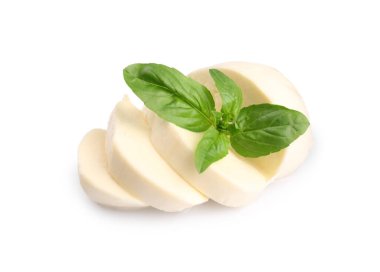 Lezzetli mozzarella ve fesleğen yaprakları beyaz üzerine izole edilmiş.