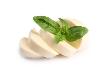 Lezzetli mozzarella ve fesleğen yaprakları beyaz üzerine izole edilmiş.
