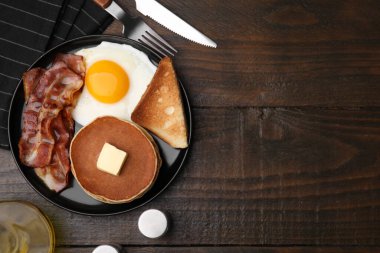 Tahta masada kızarmış yumurta ve pastırmayla servis edilen leziz gözlemeler. Metin için boşluk