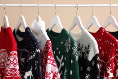 Bej arka planda farklı Noel kazaklarıyla dizilin, yakın plan