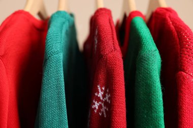 Farklı Noel kazakları askıda asılı, yakın plan