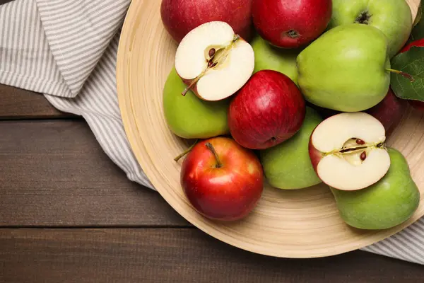 테이블에 신선한 사과와 잎이있는 상단보기 텍스트를 — 스톡 사진