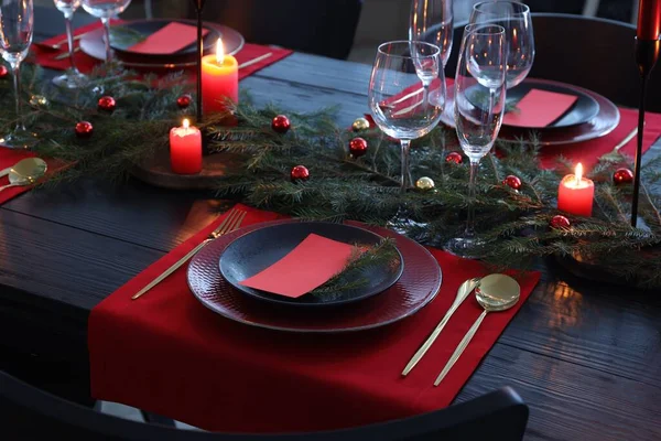 Elegante Weihnachtliche Tischdekoration Mit Leeren Tischkarten Und Festlichem Dekor — Stockfoto