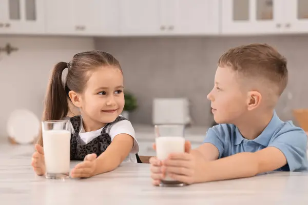 Милі Діти Келихах Молока Білим Столом Кухні — стокове фото