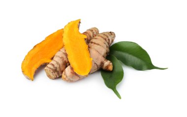 Taze zerdeçal kökleri ve beyaz üzerine izole edilmiş yeşil yapraklar.