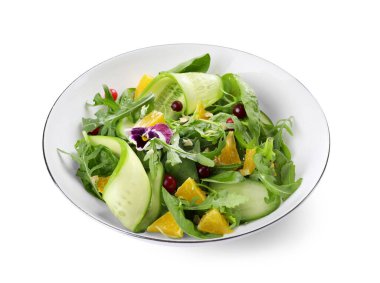 Salatalıklı ve portakal dilimli leziz salata.