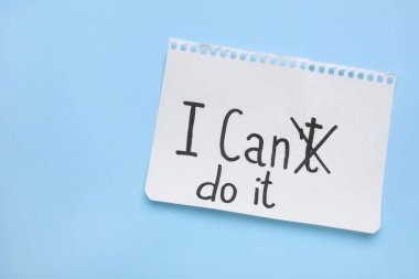 Motivasyon konsepti. I Can 't Do It' ten I Can Do It 'e geçiş cümlesi açık mavi arkaplandaki T harfinin üstünü çizerek. Metin için boşluk