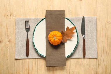 Hafif ahşap zemin üzerine kurulmuş şık bir sonbahar masası.