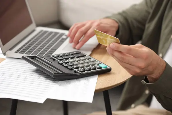 Man Met Laptop Rekenmachine Credit Card Planning Budget Aan Tafel — Stockfoto