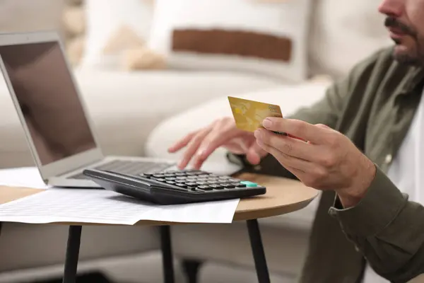Man Met Laptop Rekenmachine Credit Card Planning Budget Aan Tafel — Stockfoto