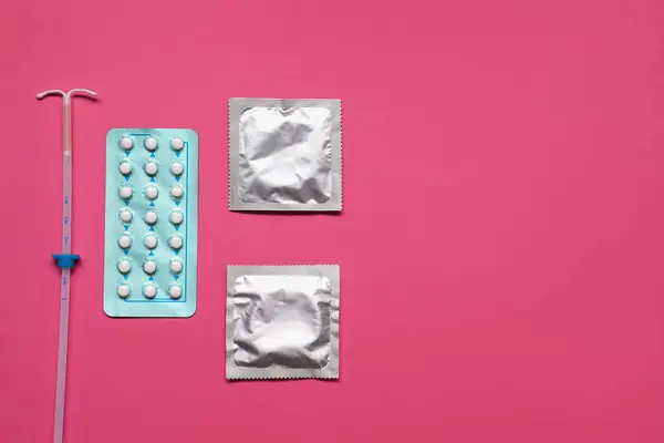 Scelta Della Contraccezione Pillole Preservativi Dispositivo Intrauterino Sfondo Magenta Posa — Foto Stock