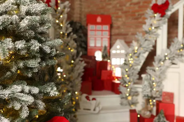 Όμορφο Διακοσμημένο Χριστουγεννιάτικο Δέντρο Και Εορταστική Διακόσμηση Εσωτερικούς Χώρους Επιλεκτική — Φωτογραφία Αρχείου