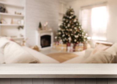 Yeni yıl kutlaması için dekore edilmiş boş tahta tahta oda, tasarım için alan