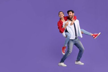 Mutlu çift menekşe arka planda dans ediyor, mesaj için boşluk