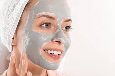 Beyaz arka planda yüz maskesi olan kadın, yakın plan ve mesaj için yer. Spa tedavileri