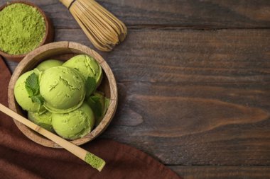 Lezzetli kibritli dondurma, pudralı bambu kaşığı ve tahta masaya çırpılmış çırpı. Metin için boşluk