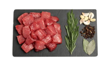 Çiğ et parçaları, körfez yaprakları, sarımsak, biberiye ve biberiyeler beyaza izole edilmiş.