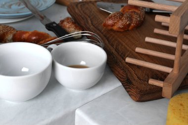 Bir sürü kirli alet edevat, bulaşık takımı ve yemek artıkları dağınık mutfakta tezgahın üzerinde.