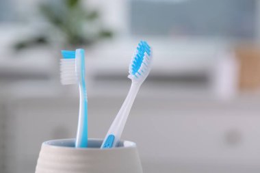 Plastik diş fırçaları arka planda bulanık, yakın plan. Metin için boşluk