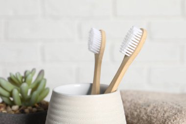 Bambu diş fırçaları bulanık arkaplanda, yakın plan