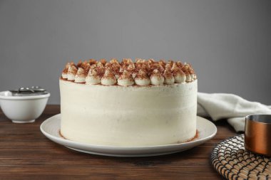 Tahta masadaki kakao tozlu nefis tiramisu keki.