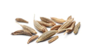 Beyaz üzerine izole edilmiş aromatik kimyon (Farsça kimyon) tohumu yığını