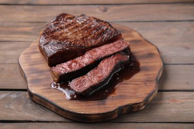 Ahşap masada nefis ızgara et, yakın plan.