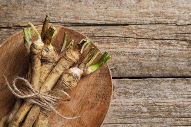 Tahta masanın üzerinde taze yaban turpu kökleri var. Metin için boşluk