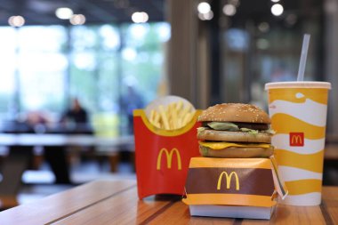 Lviv, Ukrayna - 9 Ekim 2023: McDonald 's menüsü restorandaki ahşap masa, metin için yer