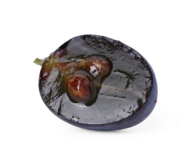 Olgun koyu mavi üzümün yarısı beyaz üzerine izole edilmiş.