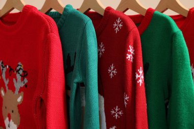 Farklı Noel kazakları askıda asılı, yakın plan