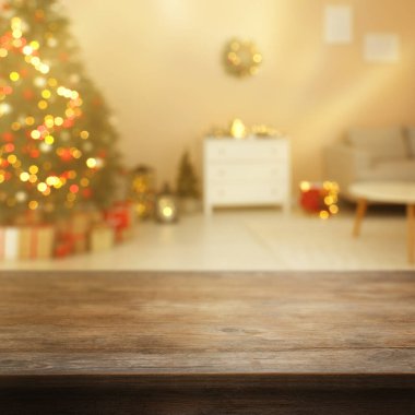 Yeni yıl kutlaması için dekore edilmiş boş tahta tahta oda, tasarım için alan