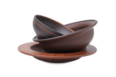 Beyaza izole edilmiş kil tabaklar. Mutfak aletleri