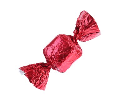 Kırmızı ambalajlı lezzetli şekerler beyaza izole edilmiş.
